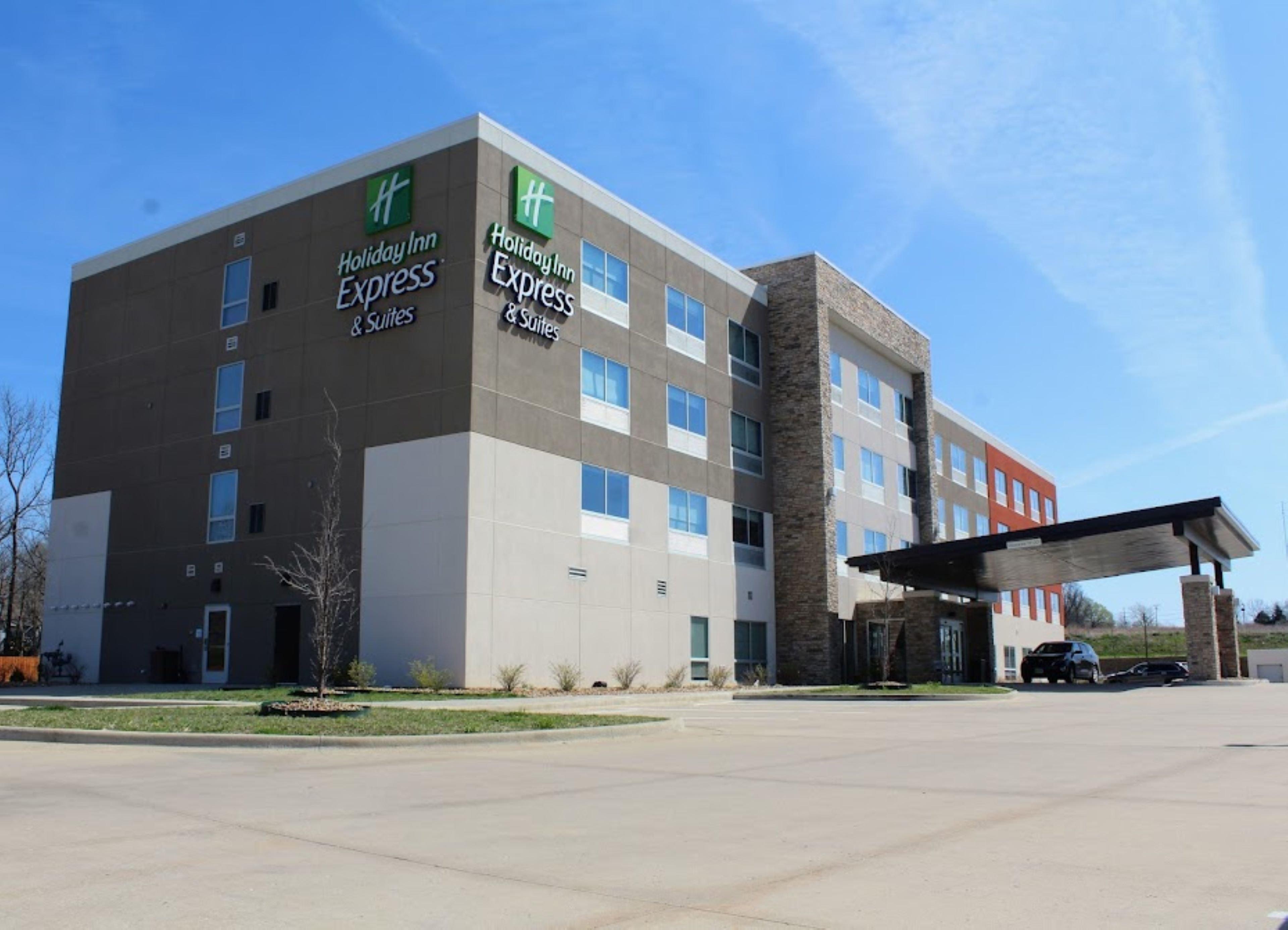Holiday Inn Express & Suites Warrensburg North By Ihg Esterno foto